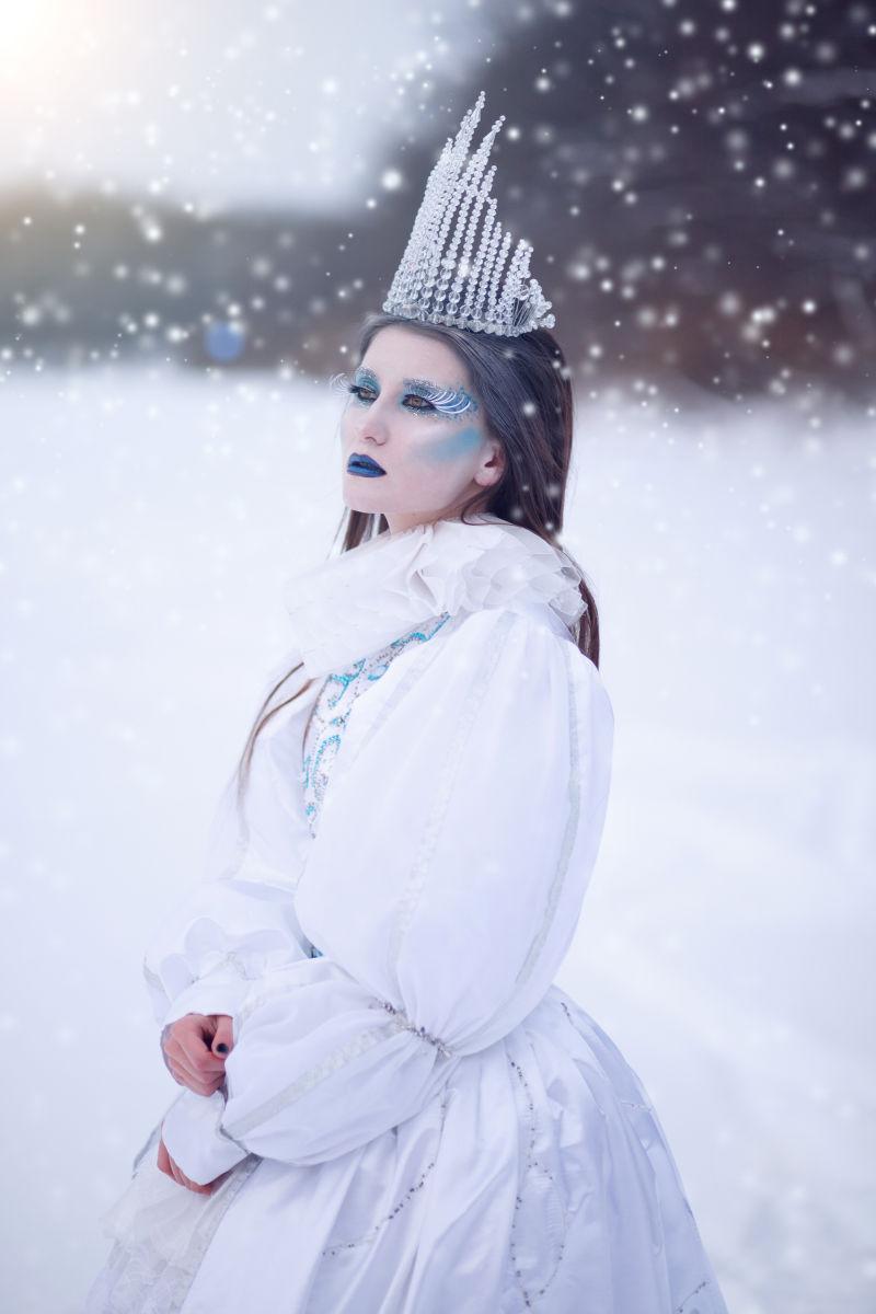 冬日背景中带着皇冠的冰雪女王