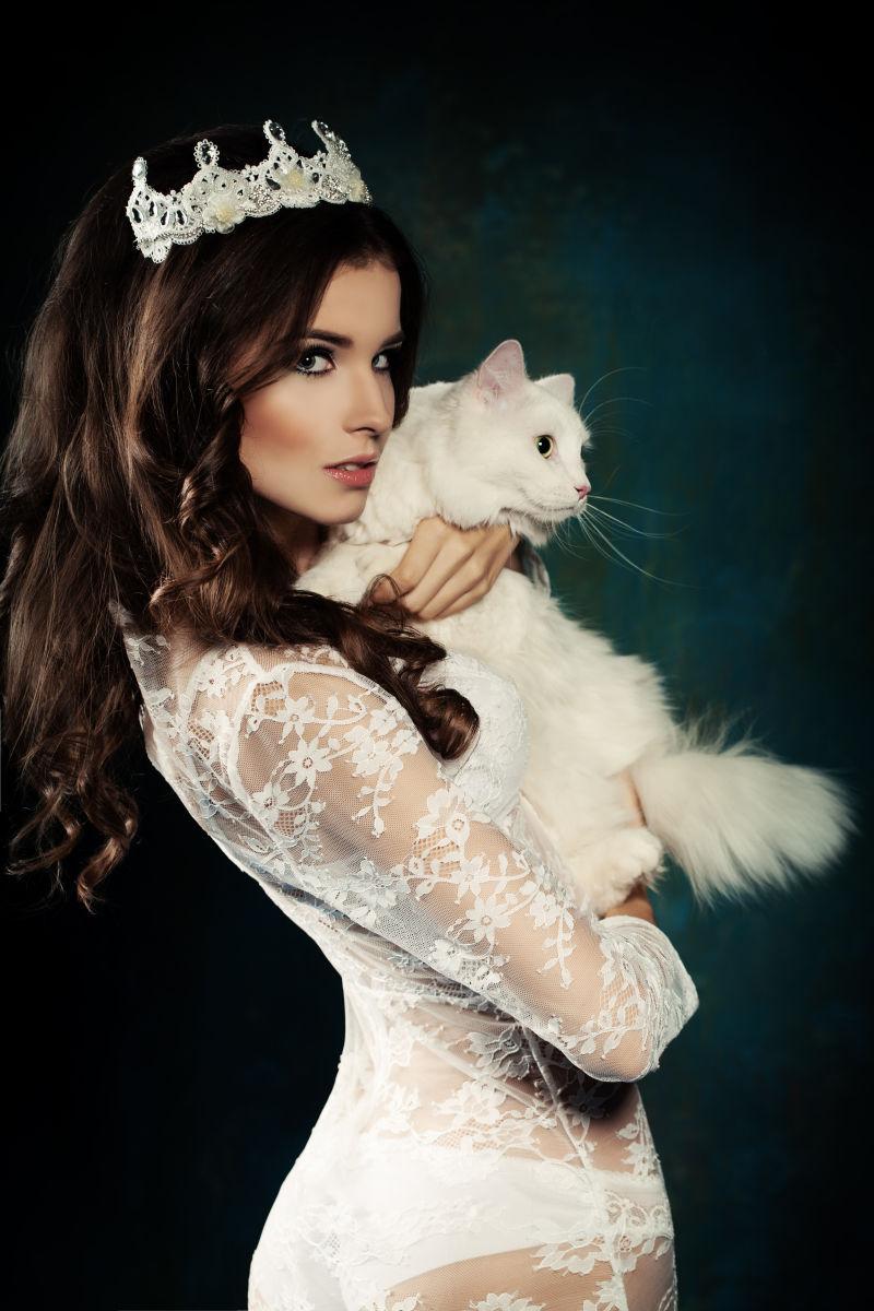 美丽时尚模特与白猫