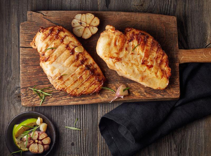 木制菜板上的鸡胸肉