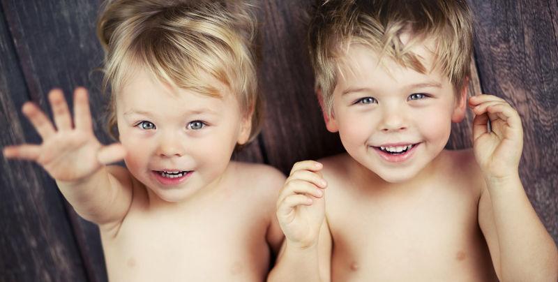 微笑快乐的两个小男孩