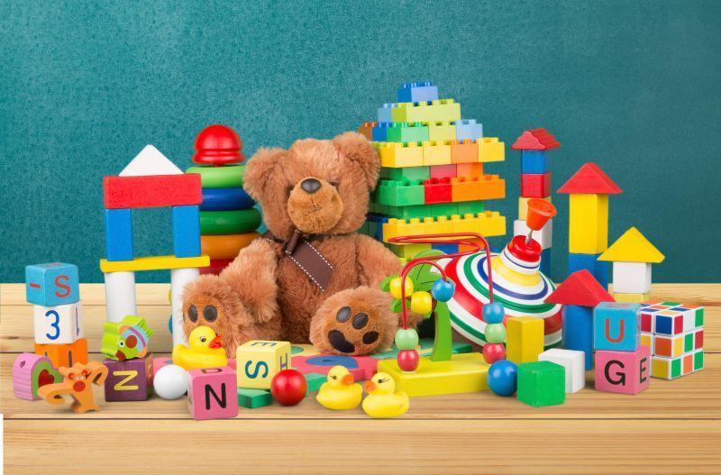 孩子的玩具熊与积木