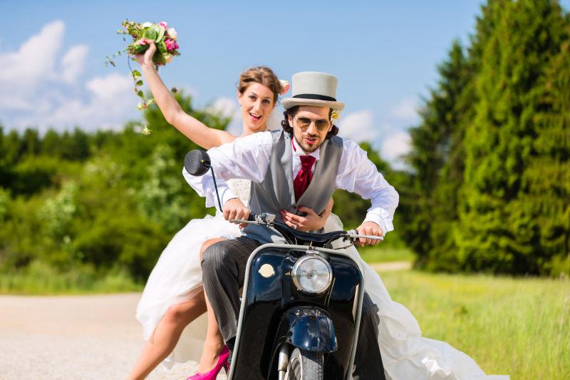 婚礼新郎和新娘驾驶摩托车