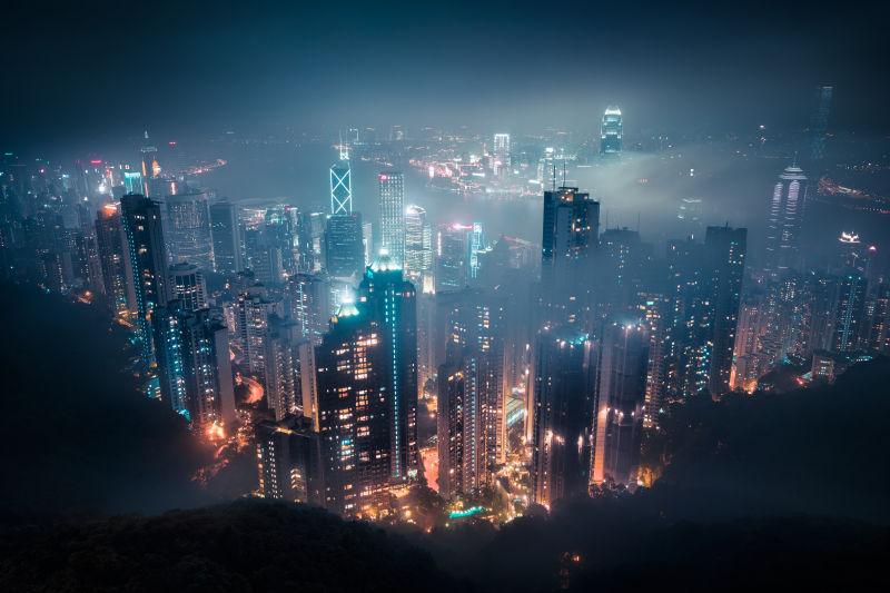 香港薄雾下的城市夜景