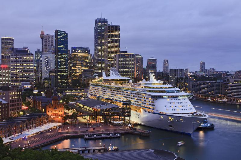 澳大利亚悉尼港码头的客轮城市夜景