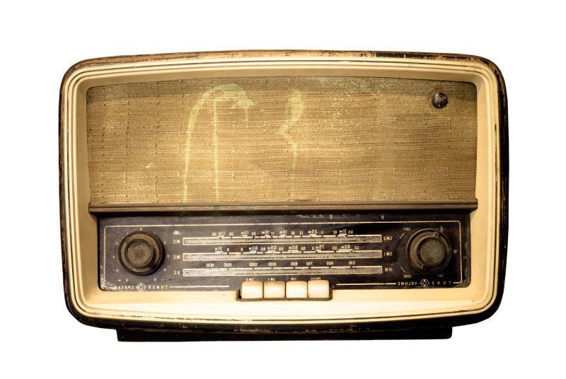 白色背景的古董棕色收音机