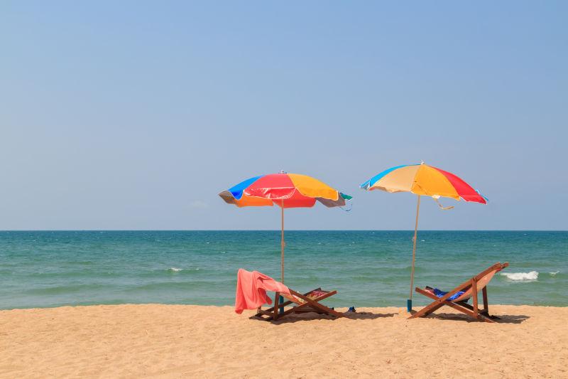 沙滩上的沙滩椅和太阳伞