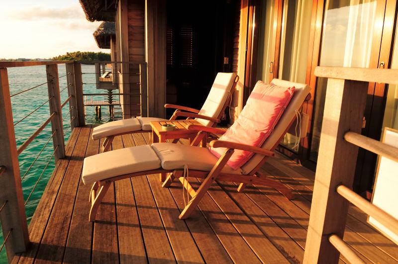 热带度假村海景阳台上的两张躺椅