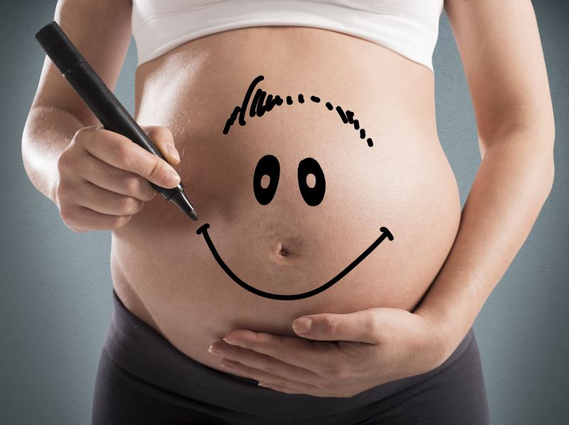 孕妇在肚子上的笑脸