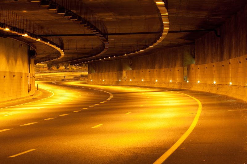 隧道中的高速公路