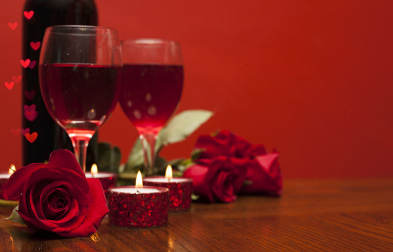 情人节红色蜡烛红酒和玫瑰花