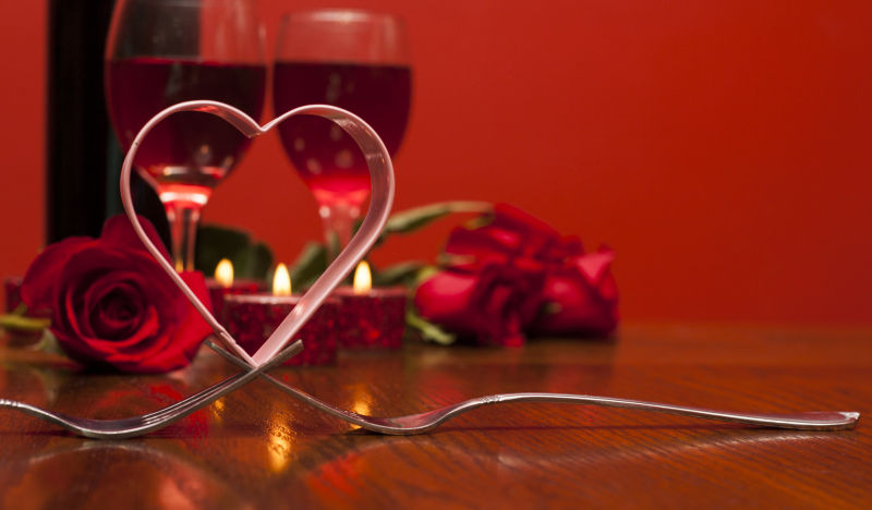 情人节心形叉子和红酒背景