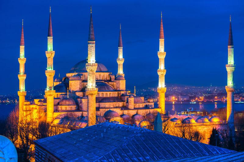 蓝色夜空下的清真寺