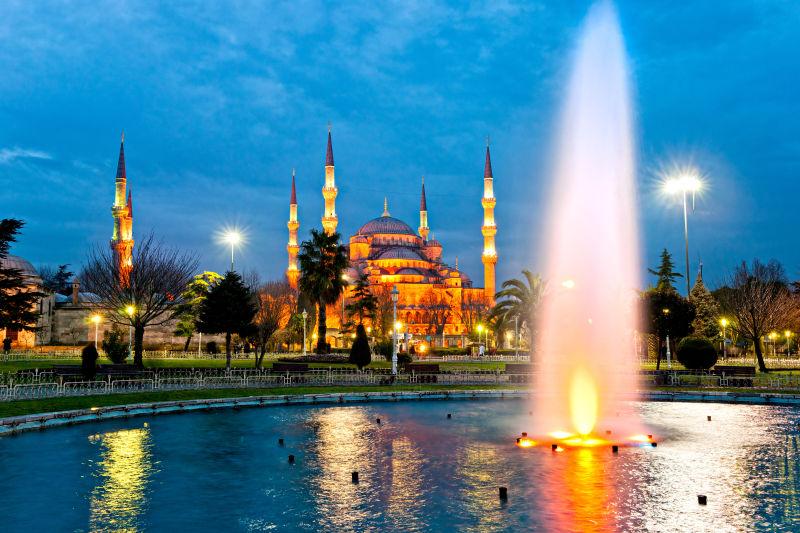 蓝色清真寺前面广场的喷泉
