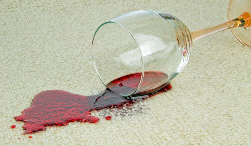 洒落在地毯上的红酒