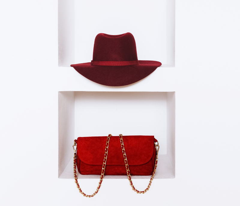 红色的帽子与包包