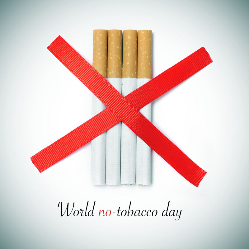 白色背景上的世界无烟日文字和香烟上划过两条红色斜线