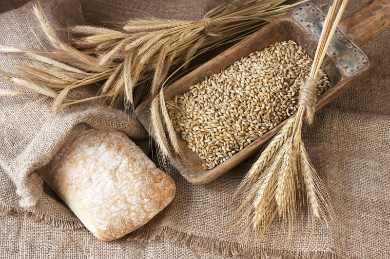 编织袋中的面包与小麦