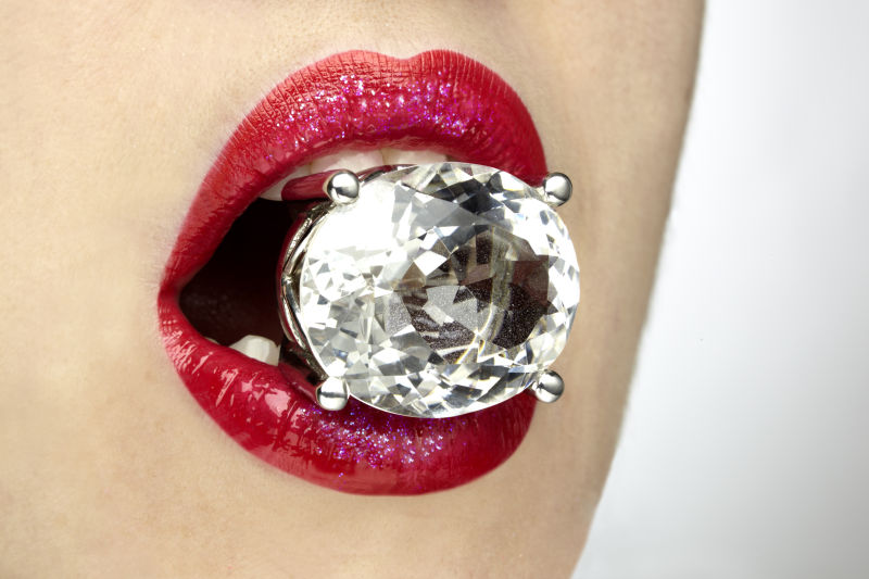 超大的钻石戒指和嘴唇