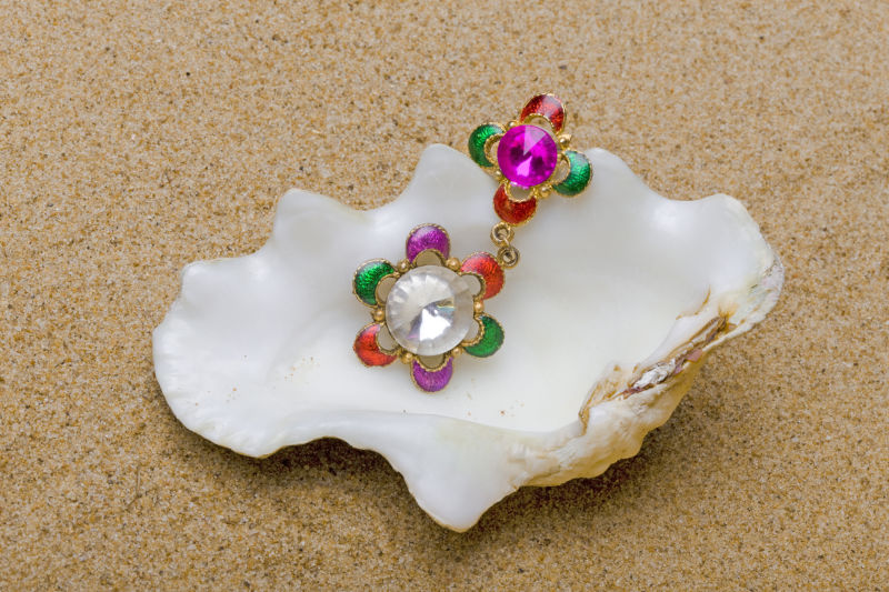 在沙滩海贝上的彩色珠宝