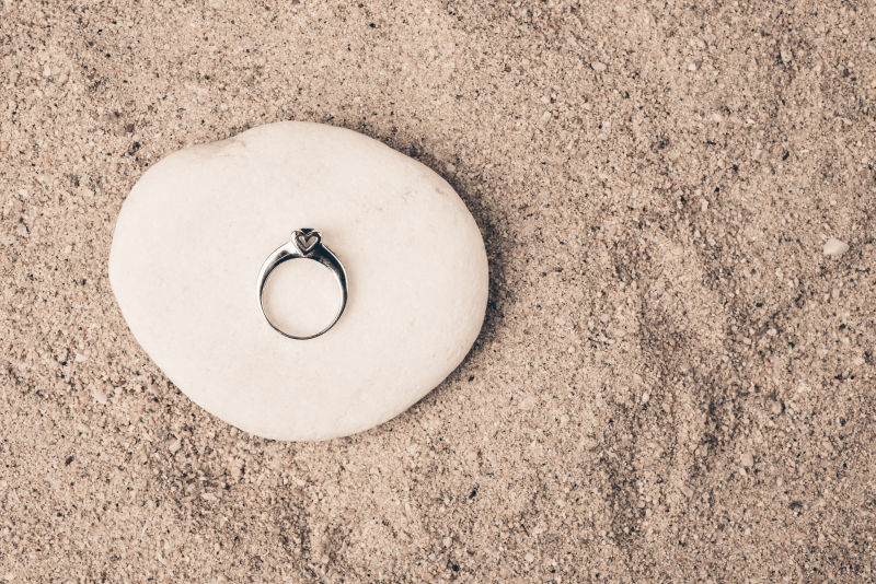 沙滩石头的婚礼戒指