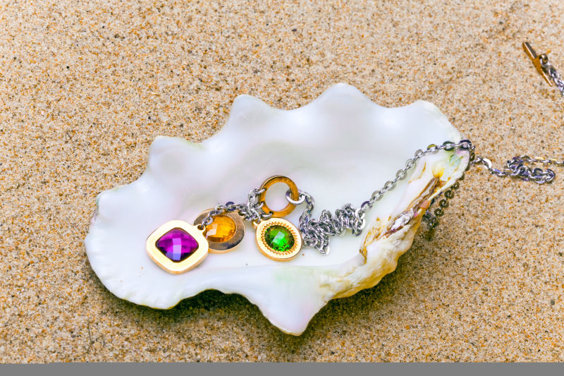 充满珍珠的奇异海贝在沙滩上