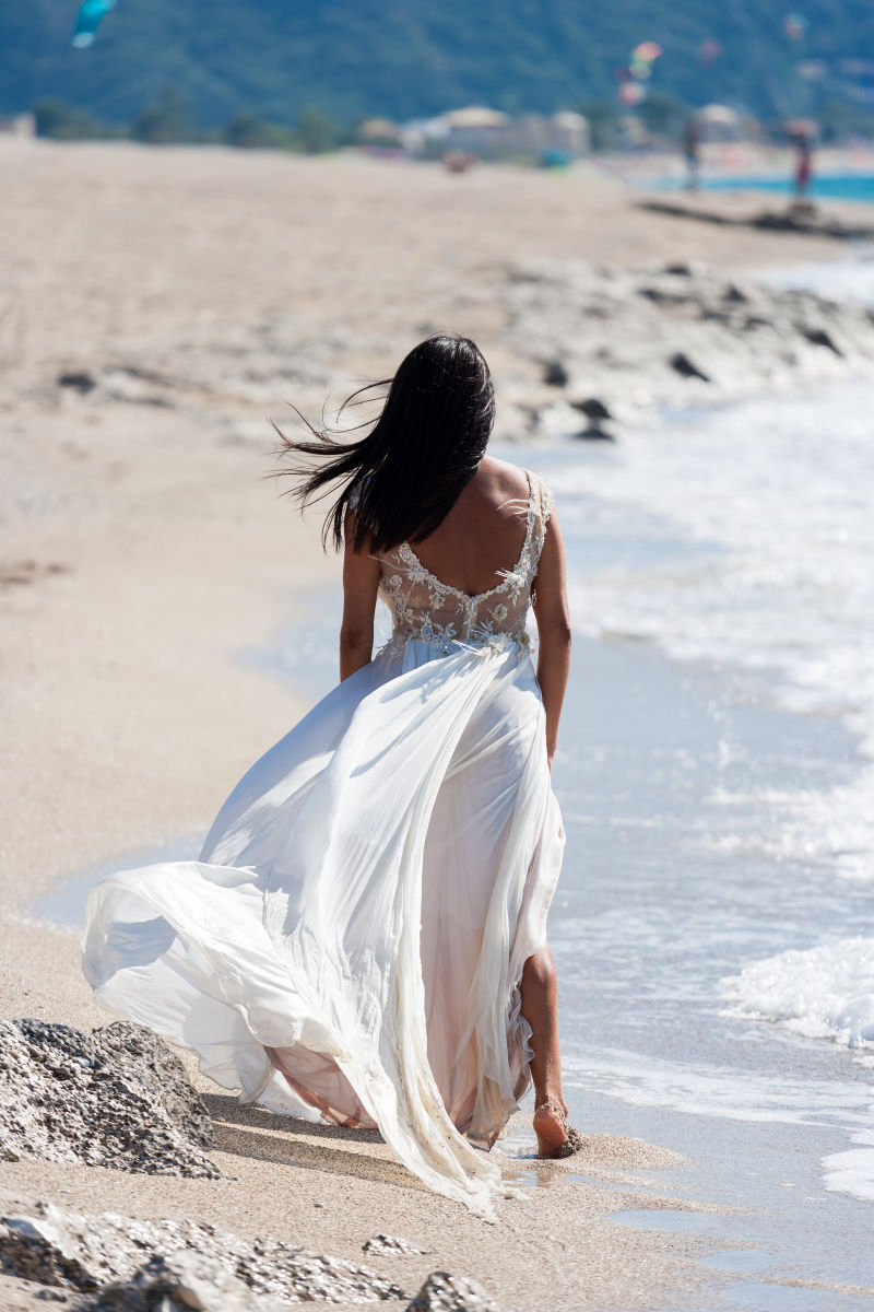 新娘穿着雪白的沙滩裙