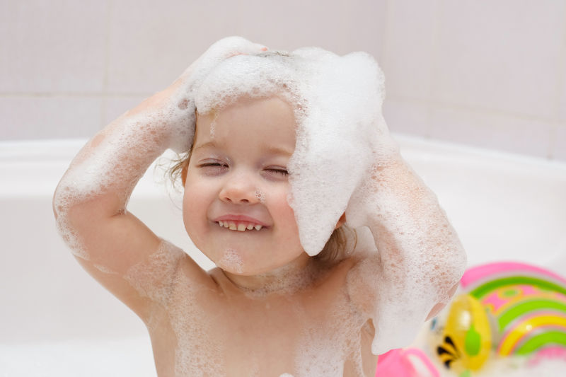 小孩子在洗澡时洗头发