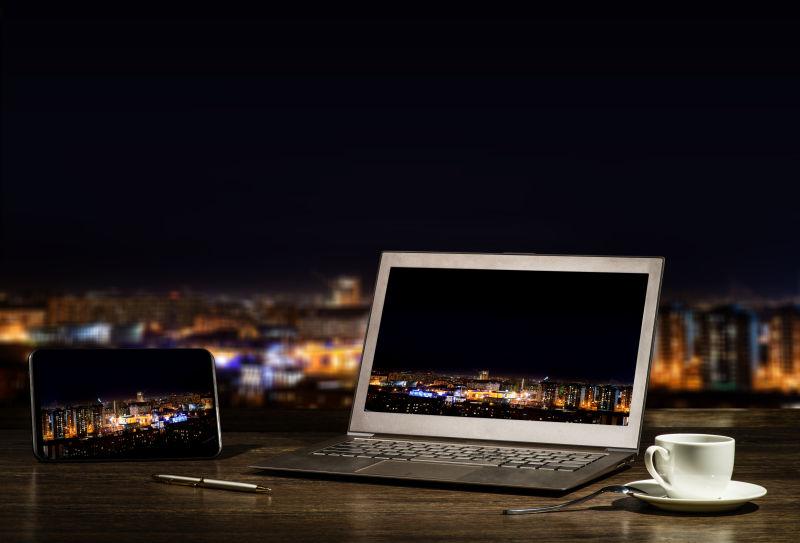 笔记本电脑屏幕上的城市夜景