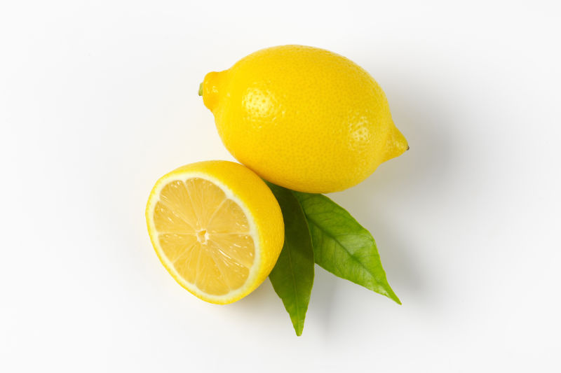 白色背景上的新鲜柠檬