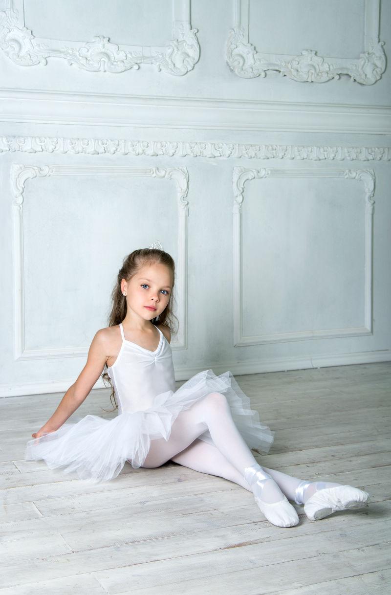穿着白色芭蕾舞蹈服的女孩