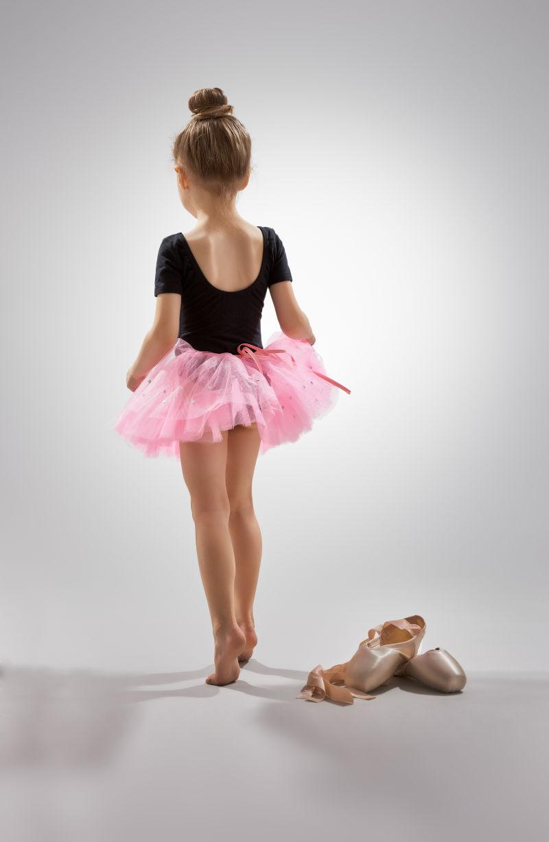 穿着芭蕾舞蹈裙的小姑娘