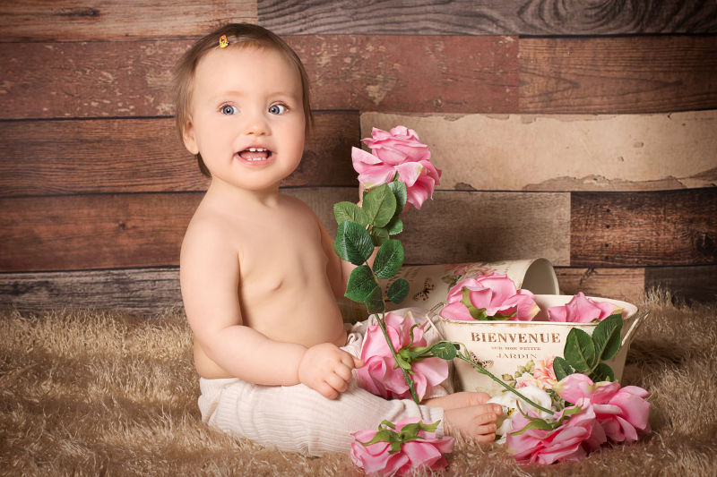 宝宝开心的拿着粉色花