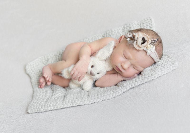 抱着小兔子玩具睡觉的婴儿