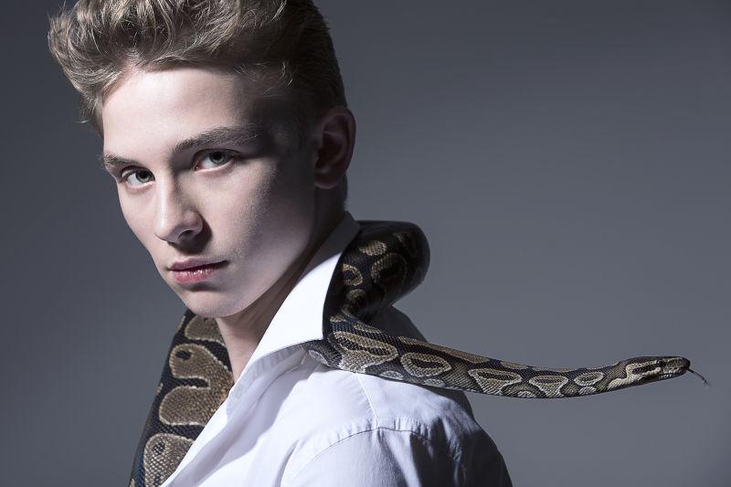 年轻人atraktiever蟒蛇的脖子