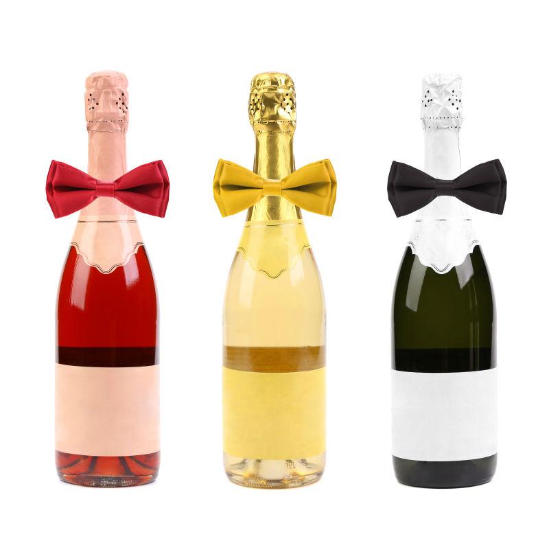 装饰这不同颜色蝴蝶结的香槟酒瓶