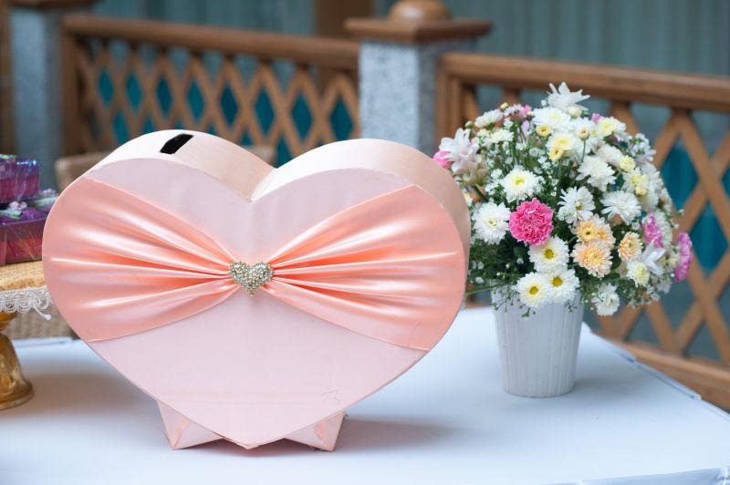 泰国婚礼礼品盒的心形风格