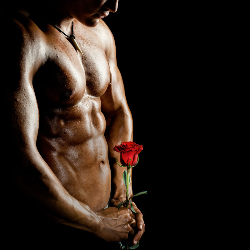 拿着红玫瑰的健壮男人