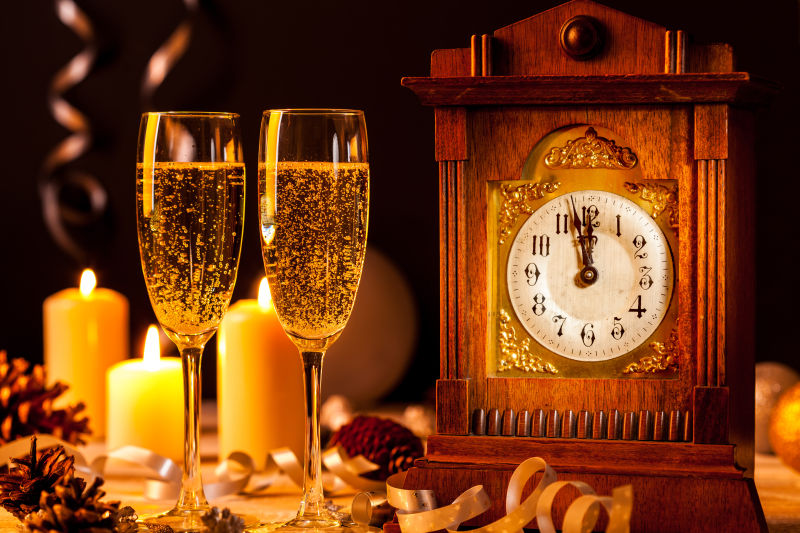新年前夜派对上两杯香槟酒和一个老式时钟
