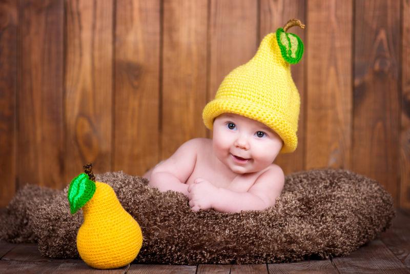新生儿在一个针织帽的形式梨