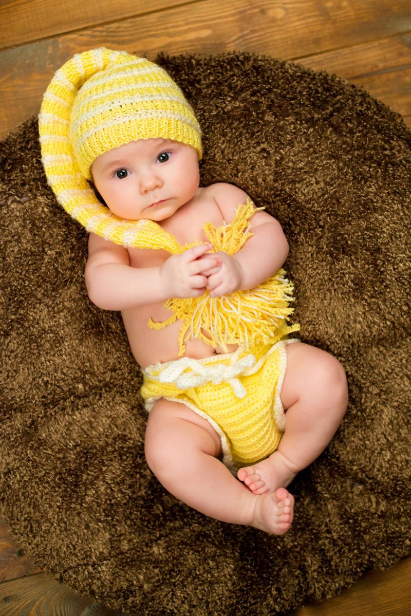 一个温暖的婴儿在新生儿编织