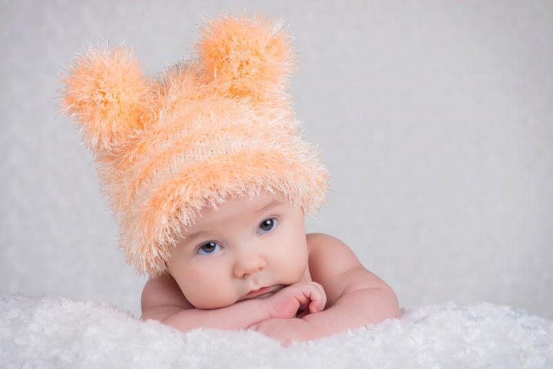 新生婴儿戴着一顶带耳朵的针织帽