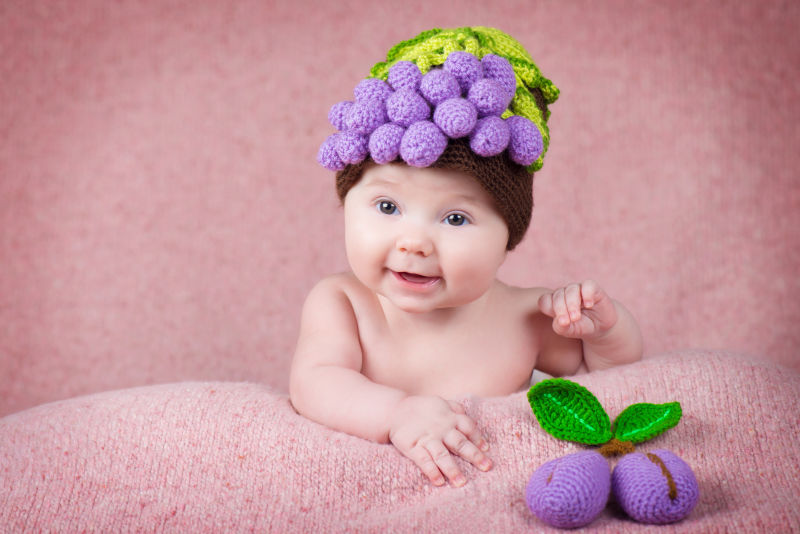 新生儿带着一个针织帽的葡萄