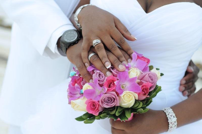 新郎新娘把手放在婚礼花束上图片素材 结婚戒指创意图片素材 Jpg图片格式 Mac天空素材下载