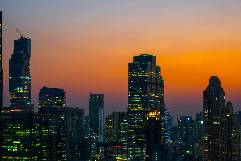 泰国曼谷的暮光之城摩天大楼景观剪影