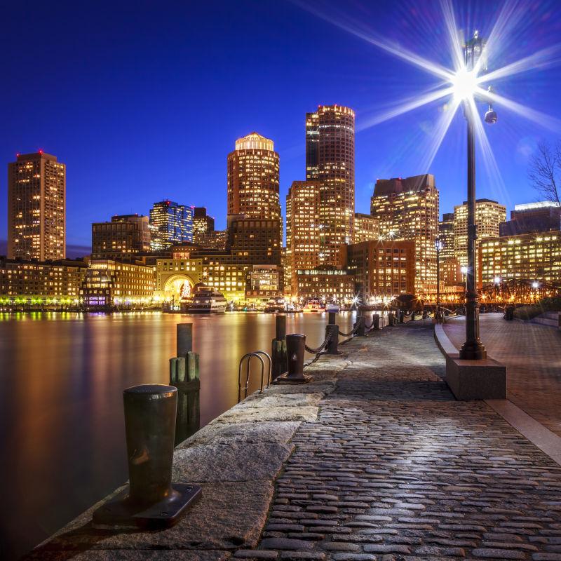 日落时分的波士顿港和金融区