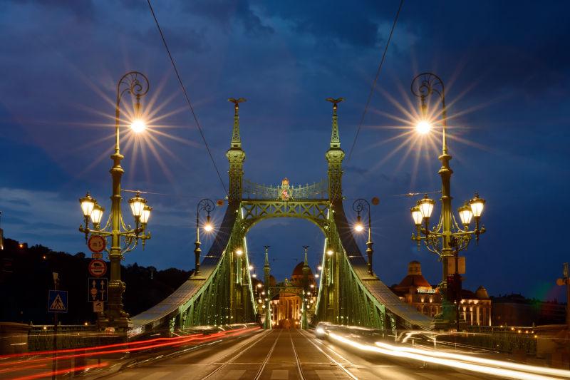 布达佩斯夜景中带灯笼和移动交通灯的桥