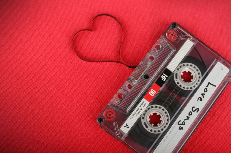 老式录音磁带松散的磁带形成一个红色的心