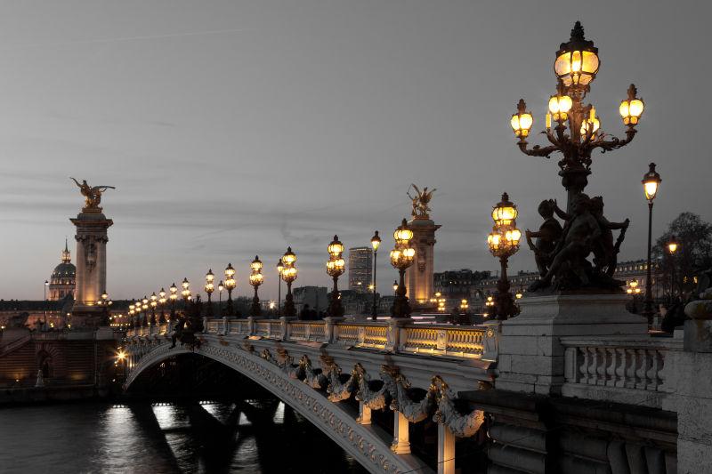 夜景中的法国巴黎桥梁河流风景