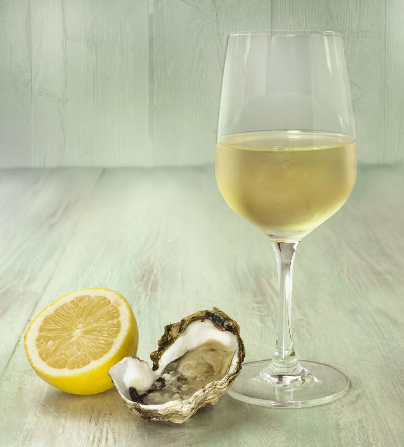 白葡萄酒牡蛎和柠檬