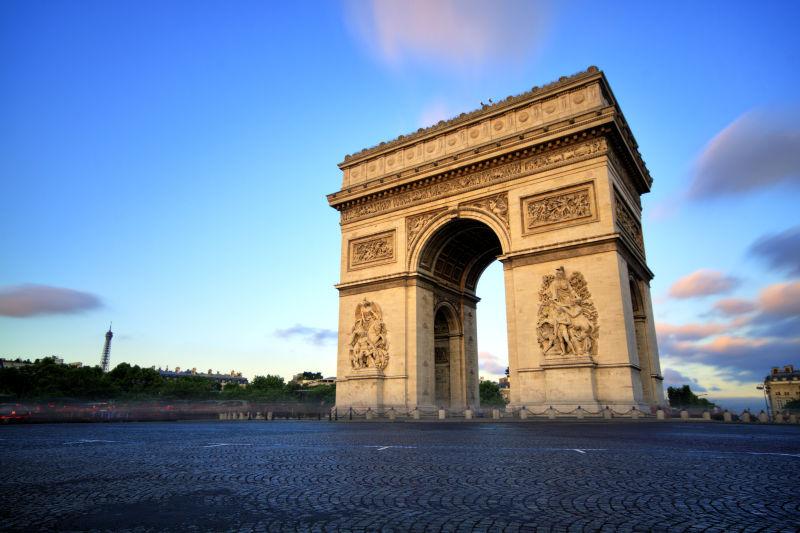 日落时巴黎的凯旋门